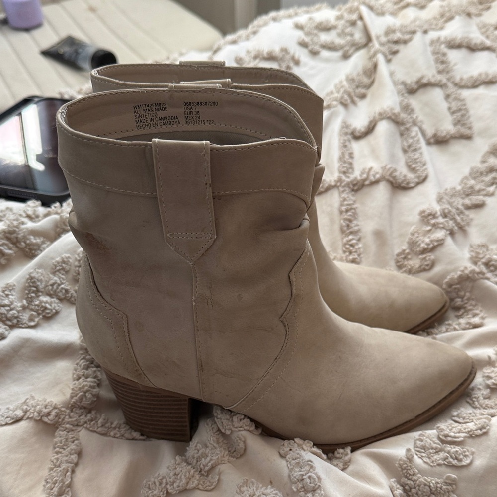 Chic Women's Cream Heeled Boots